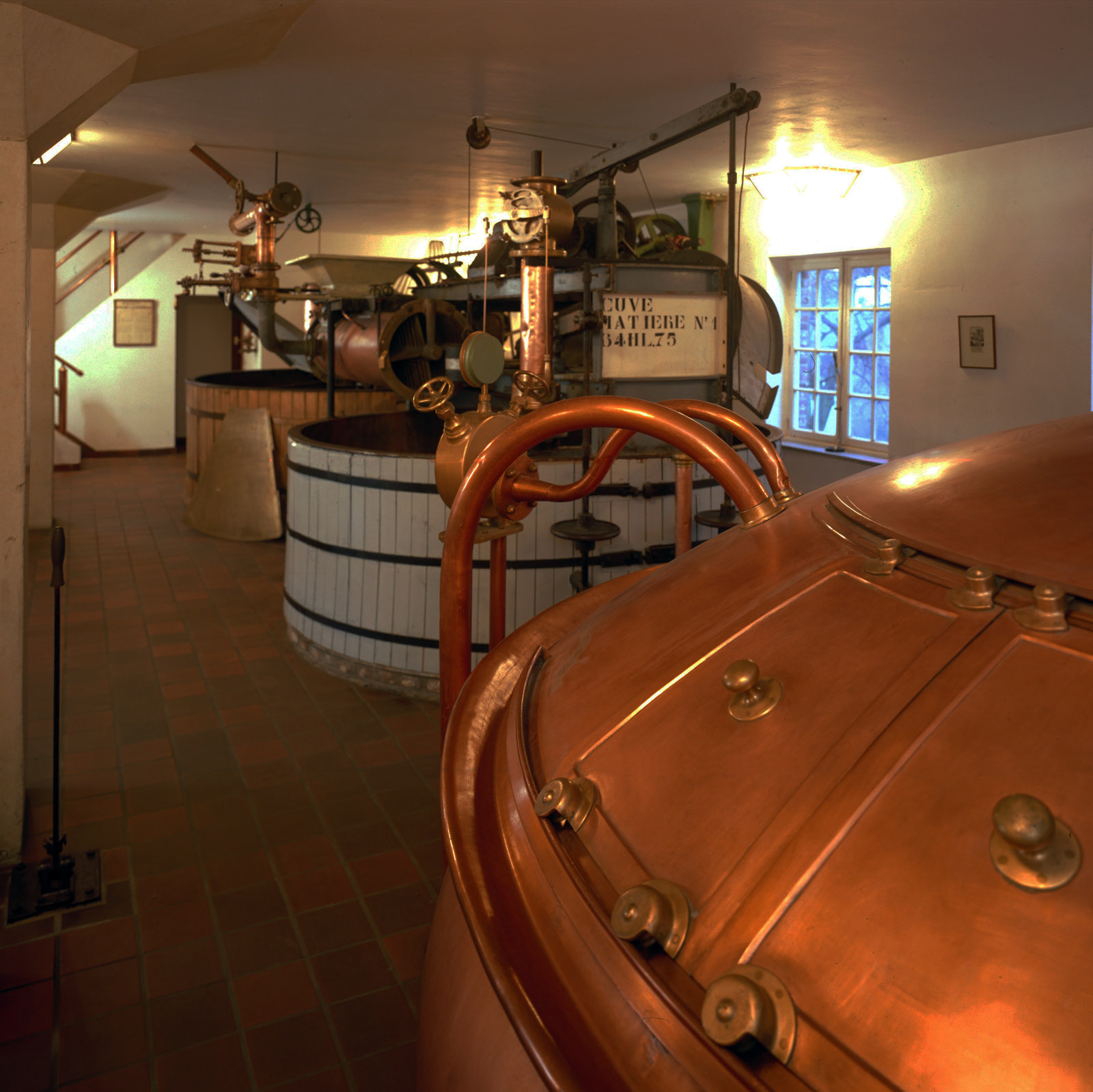 De historische brouwzaal met koperen ketels